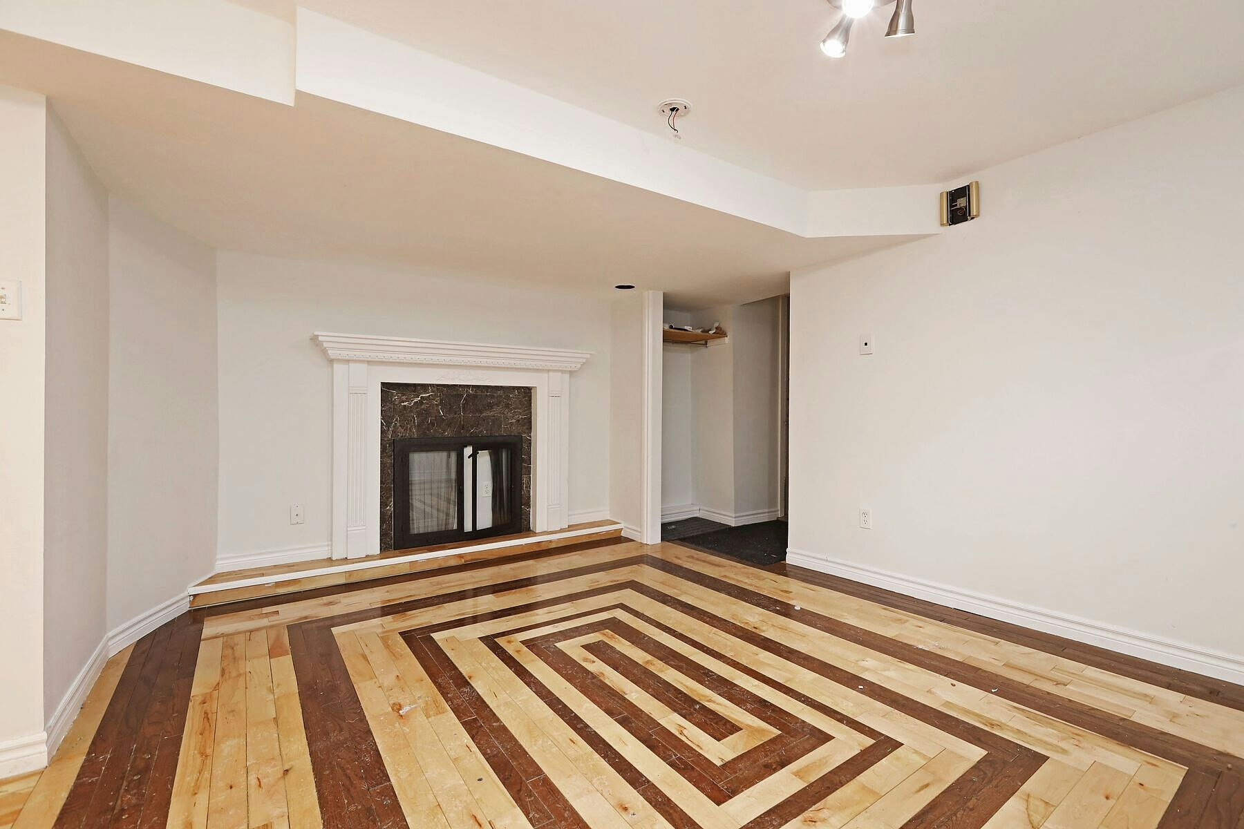 Lower-212 Glebemount Avenue, Toronto, ON, M4C 3T1 - 22