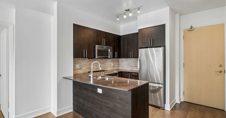 402-30 Roehampton Avenue W, Toronto, ON, M4P 0B9 - 10