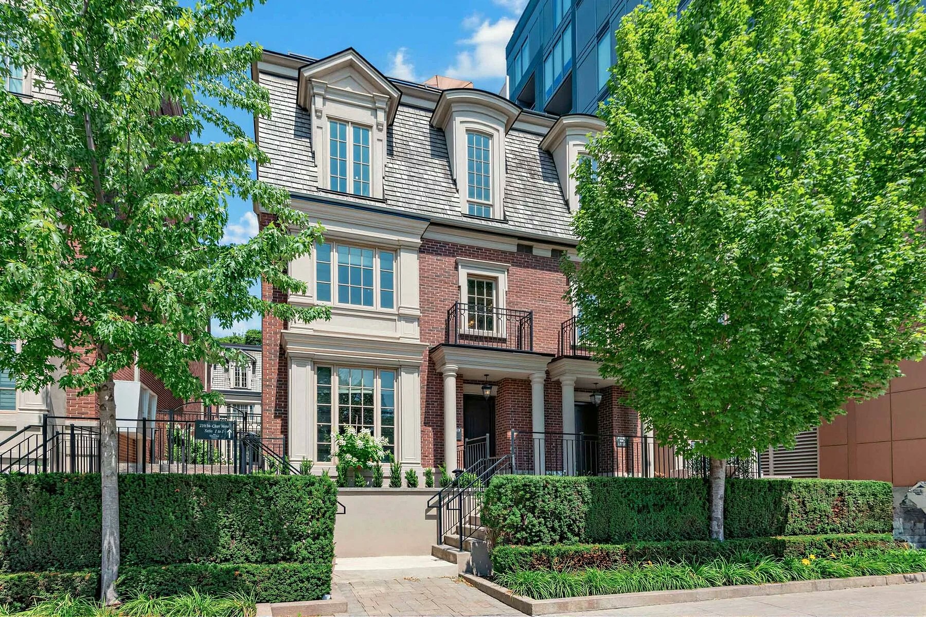 TH1-288 St Clair Avenue W, Toronto, ON, M4V 1S3