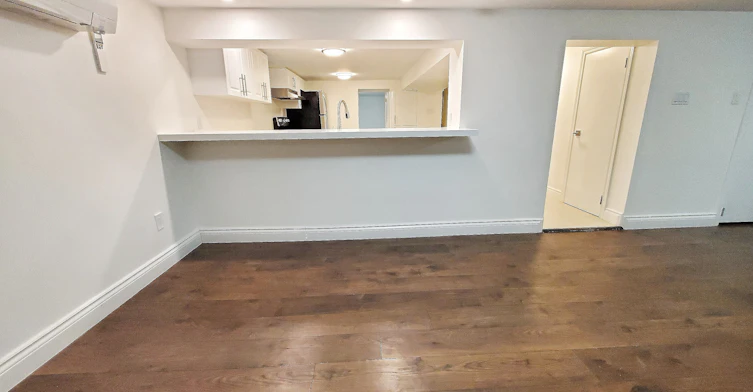 89 Whitehall Lower Level Road, Toronto, ON, M4W 2C8 - 6