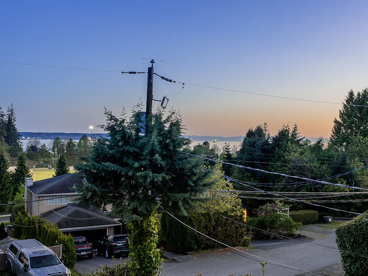 1075 Esplanade Avenue, West Vancouver, BC, V7T 1G2 - 3
