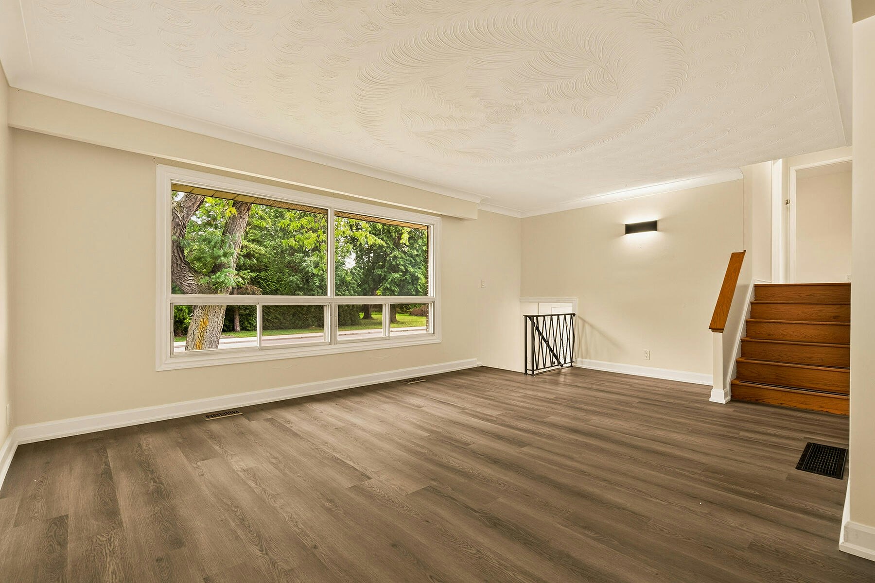 7 Delmar Drive, Hamilton, ON, L9C 1J2 - 11