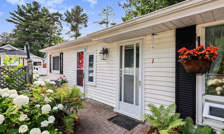 32 Tiny Beaches Road N