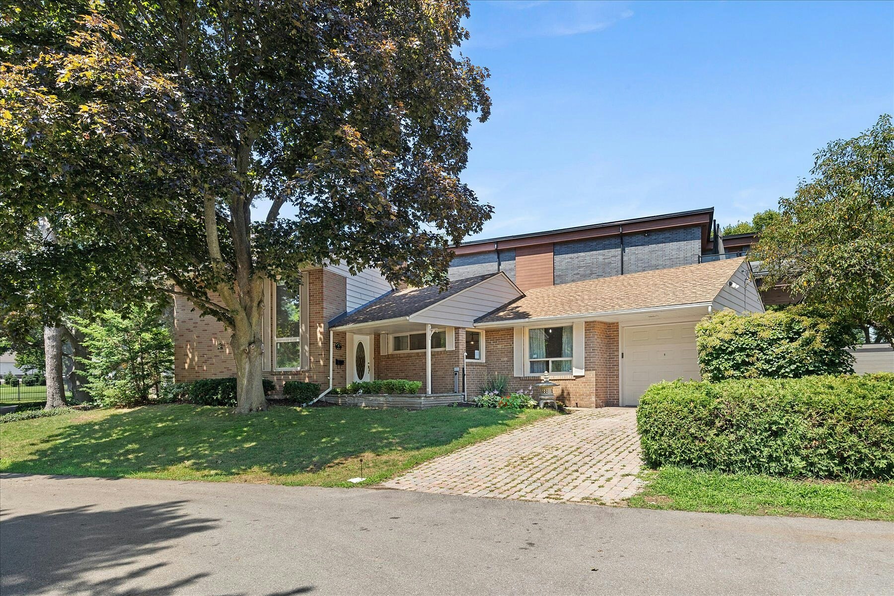 9 Babington Court, Toronto, ON, M9A 1J7