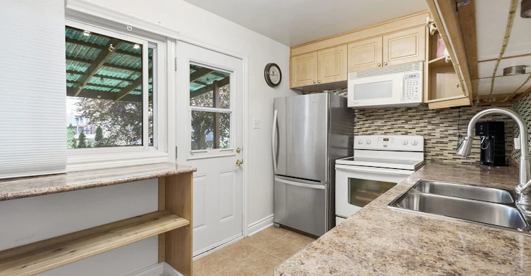 26 Magwood Court, Toronto, ON, M6S 2M5 - 7