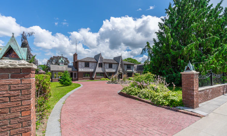 787 Simcoe Street N
