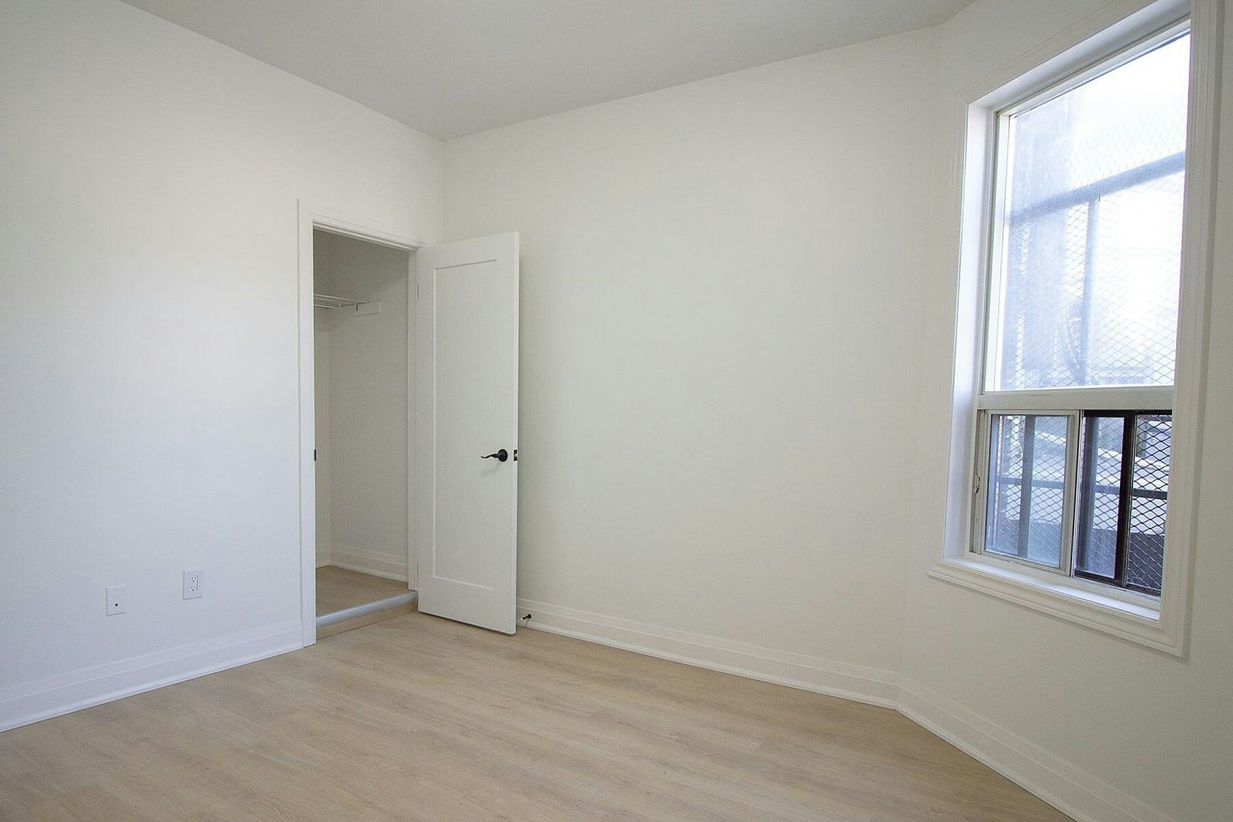 1026 Queen St Upper, Toronto, ON, M4M 1K4 - 10