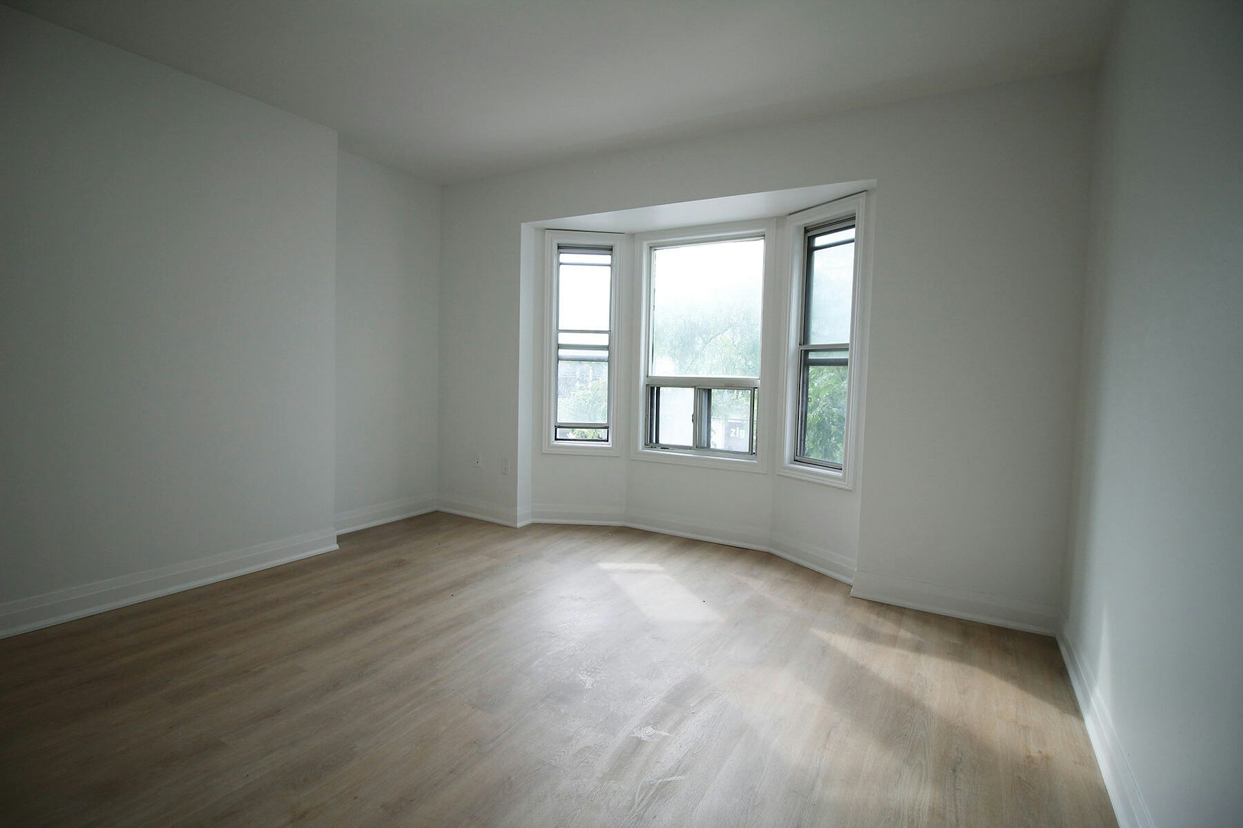 1026 Queen St Upper, Toronto, ON, M4M 1K4 - 12