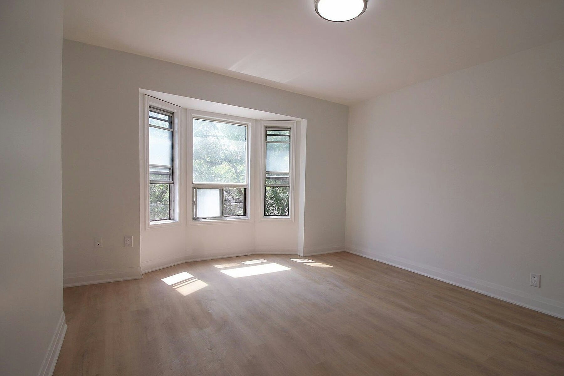 1026 Queen St Upper, Toronto, ON, M4M 1K4 - 8