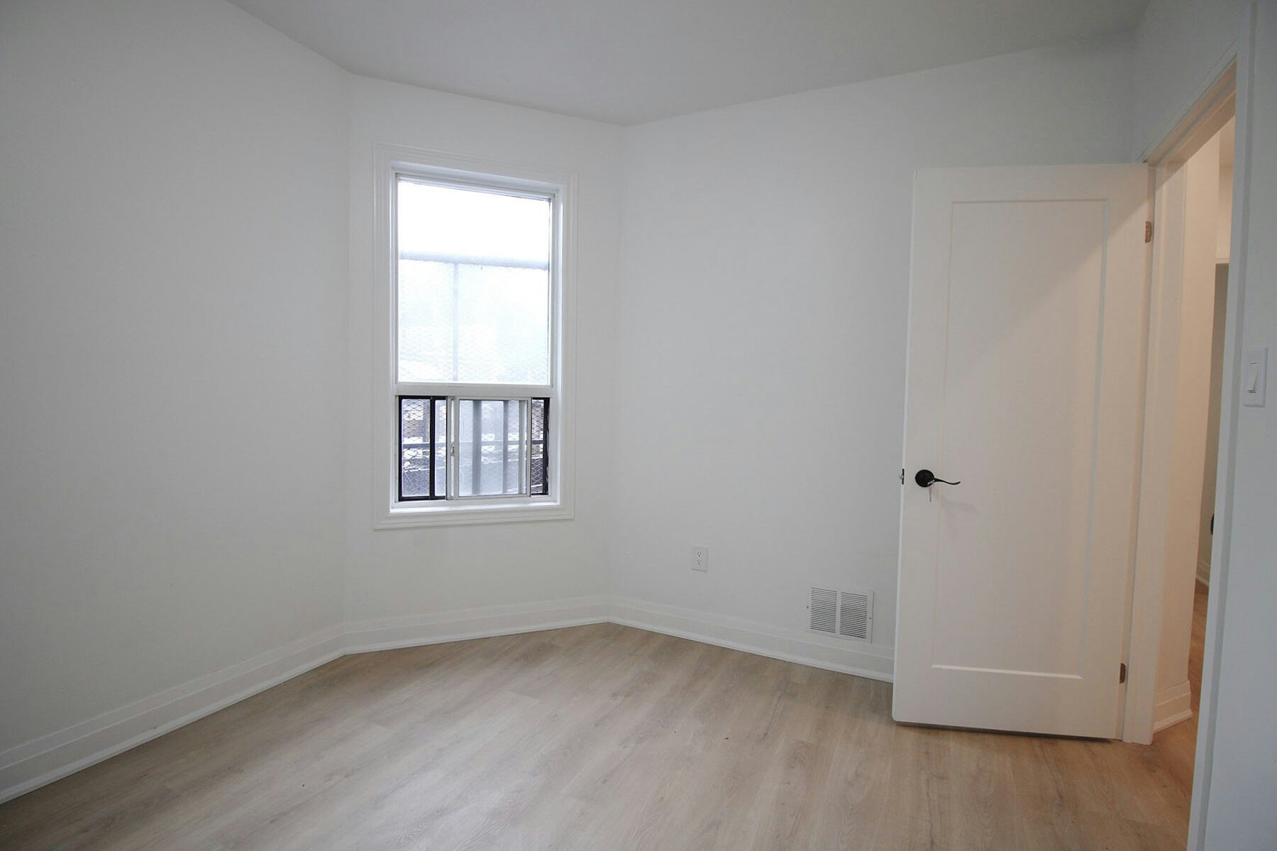 1026 Queen St Upper, Toronto, ON, M4M 1K4 - 11