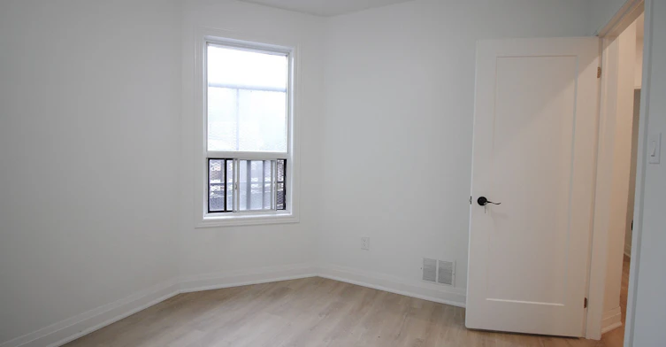 1026 Queen St Upper, Toronto, ON, M4M 1K4 - 11