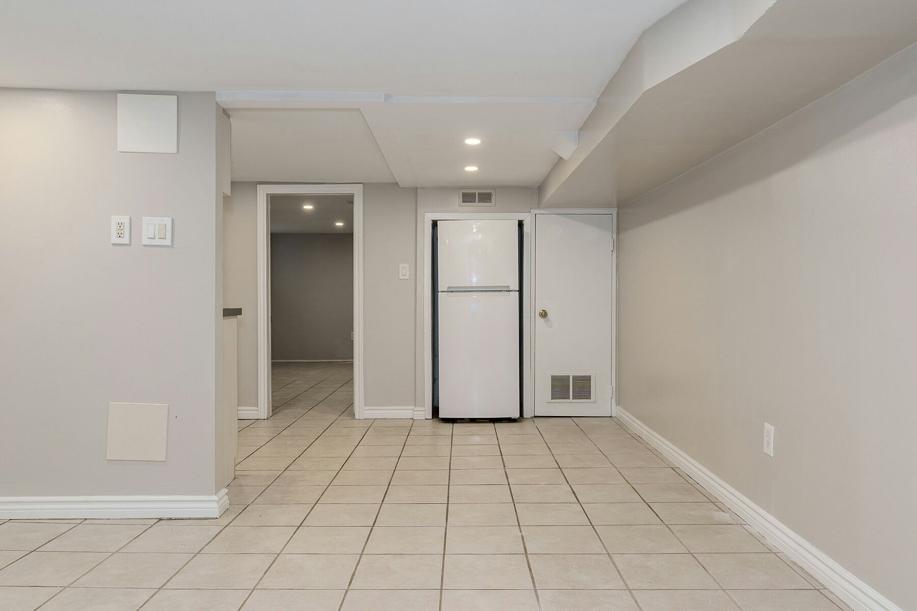 15 Indian Cres Bsmt Road, Toronto, ON, M6P 2E9 - 6