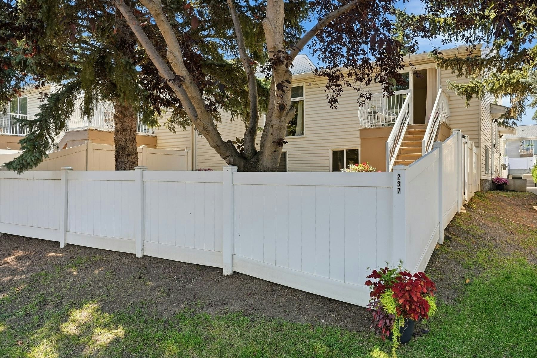 237 Sabrina Way SW, Calgary, AB, T2W 4J4