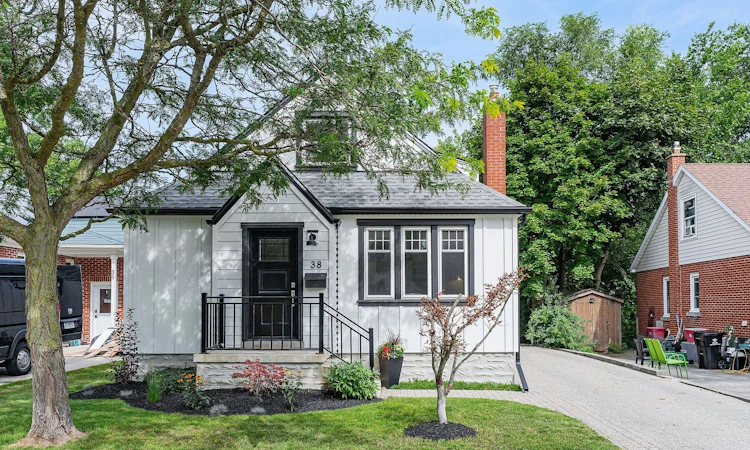 38 Roslin Avenue S