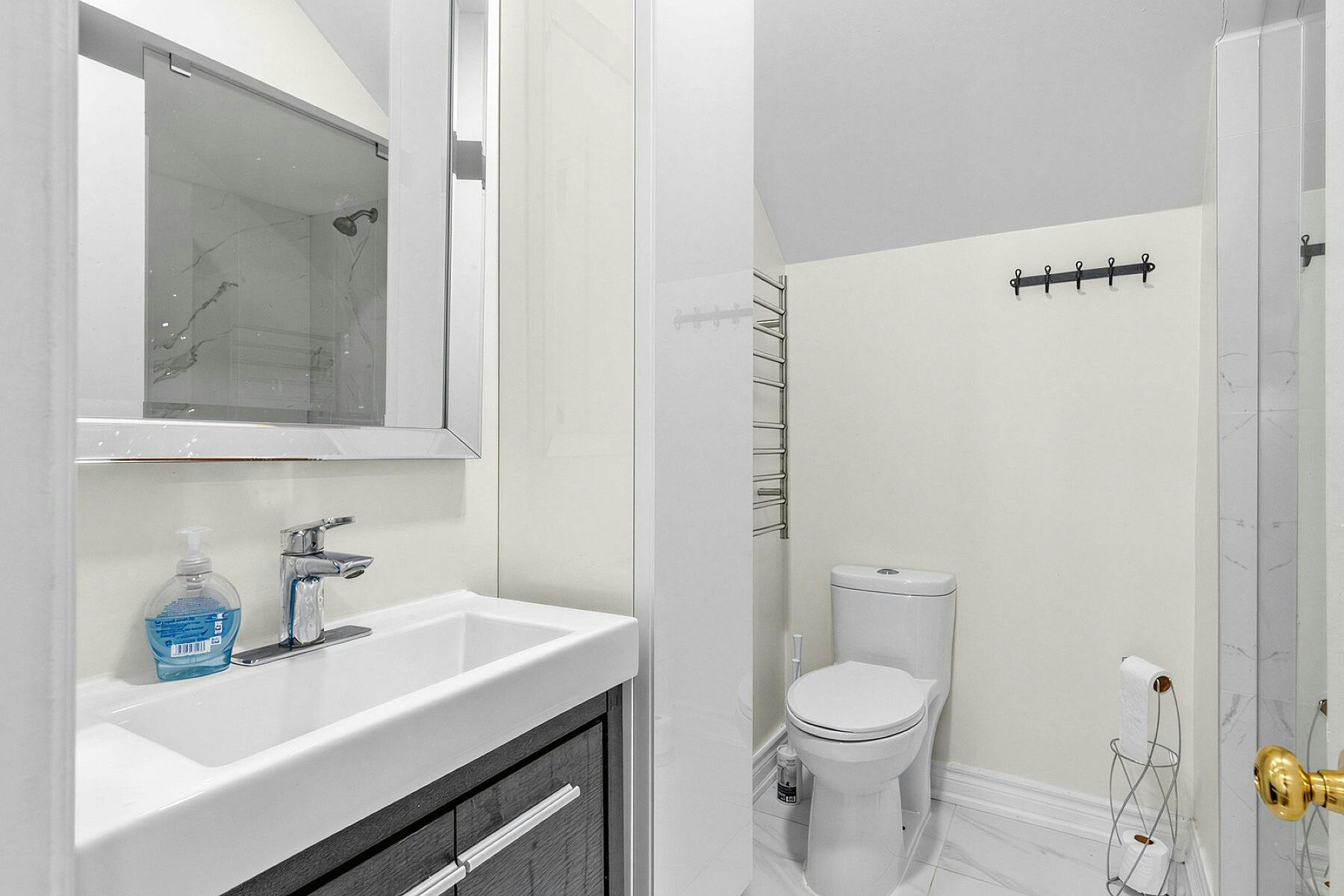 212 Carlton St Main, Toronto, ON, M5A 2L1 - 14