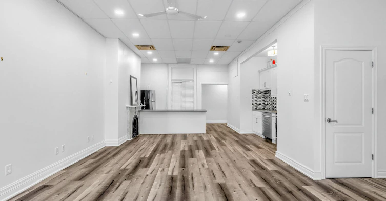 212 Carlton St Main, Toronto, ON, M5A 2L1