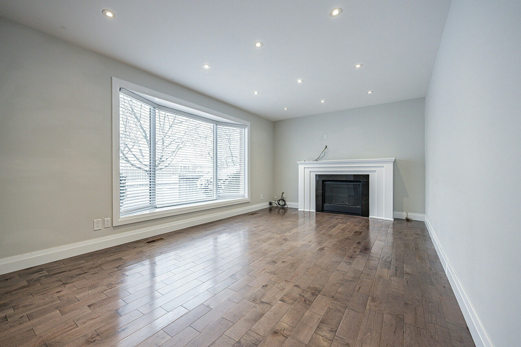 525 Dynes Road, Burlington, ON, L7N 2V1 2