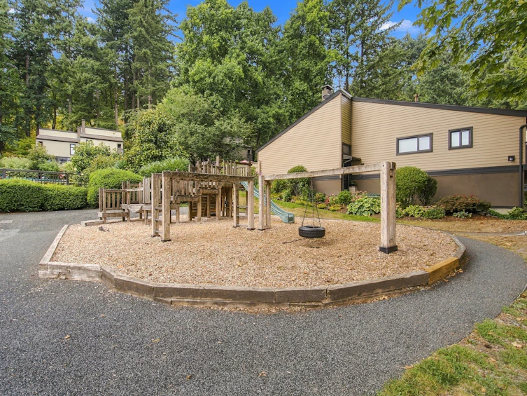1063 Heritage Boulevard, North Vancouver, BC, V7J 3G7 - 10