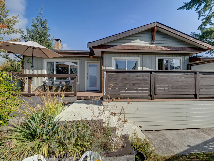 5582 Emerson Road, Sechelt, BC, V7Z 0R8