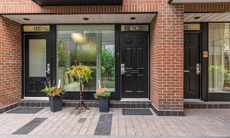 17-465 18 King Street E