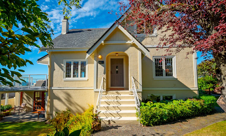 1104 Esquimalt Avenue