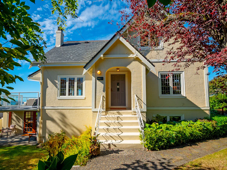 1104 Esquimalt Avenue, West Vancouver, BC, V7T 1K1