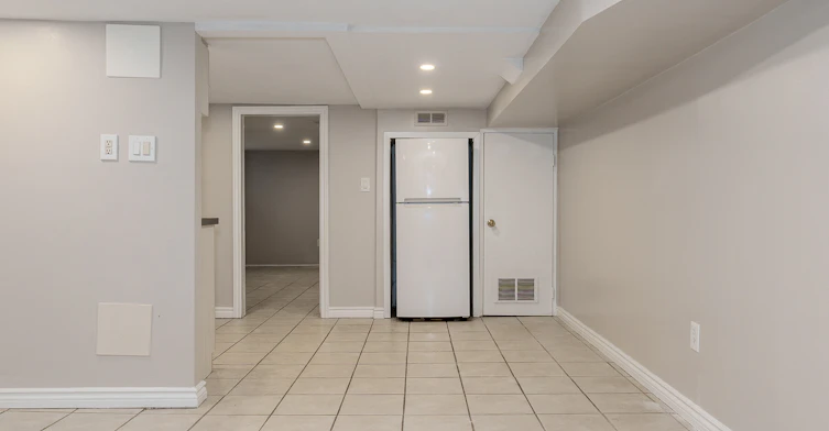 15 Indian Cres Bsmt Road, Toronto, ON, M6P 2E9 - 5