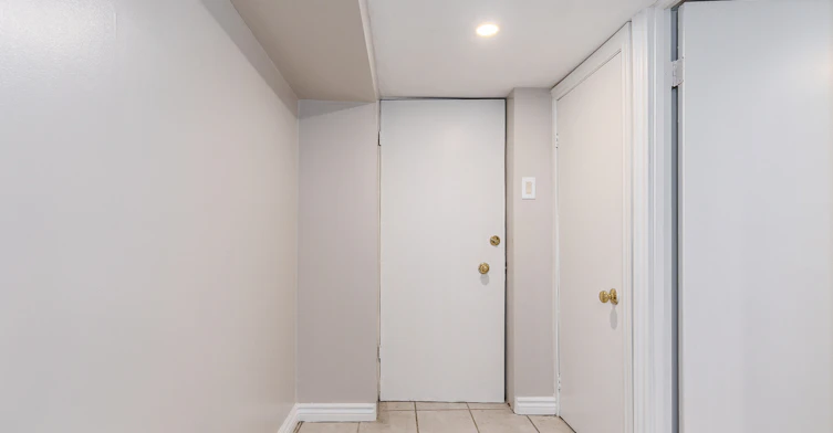 15 Indian Cres Bsmt Road, Toronto, ON, M6P 2E9 - 2