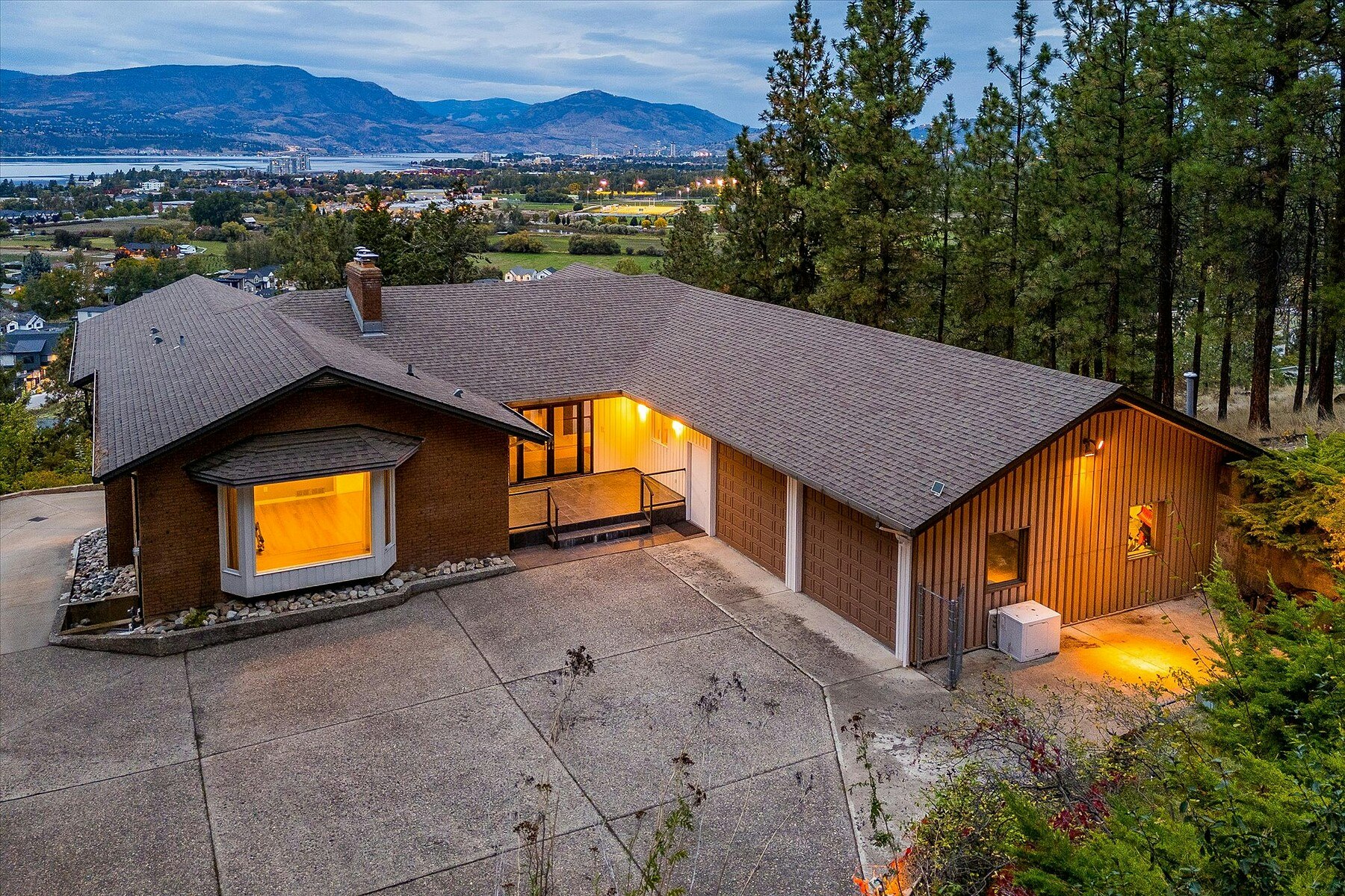 1045 Bartholomew Court, Kelowna, BC, V1W 4N2