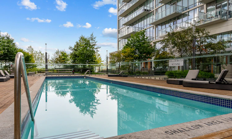 TH 114-29 Queens Quay E