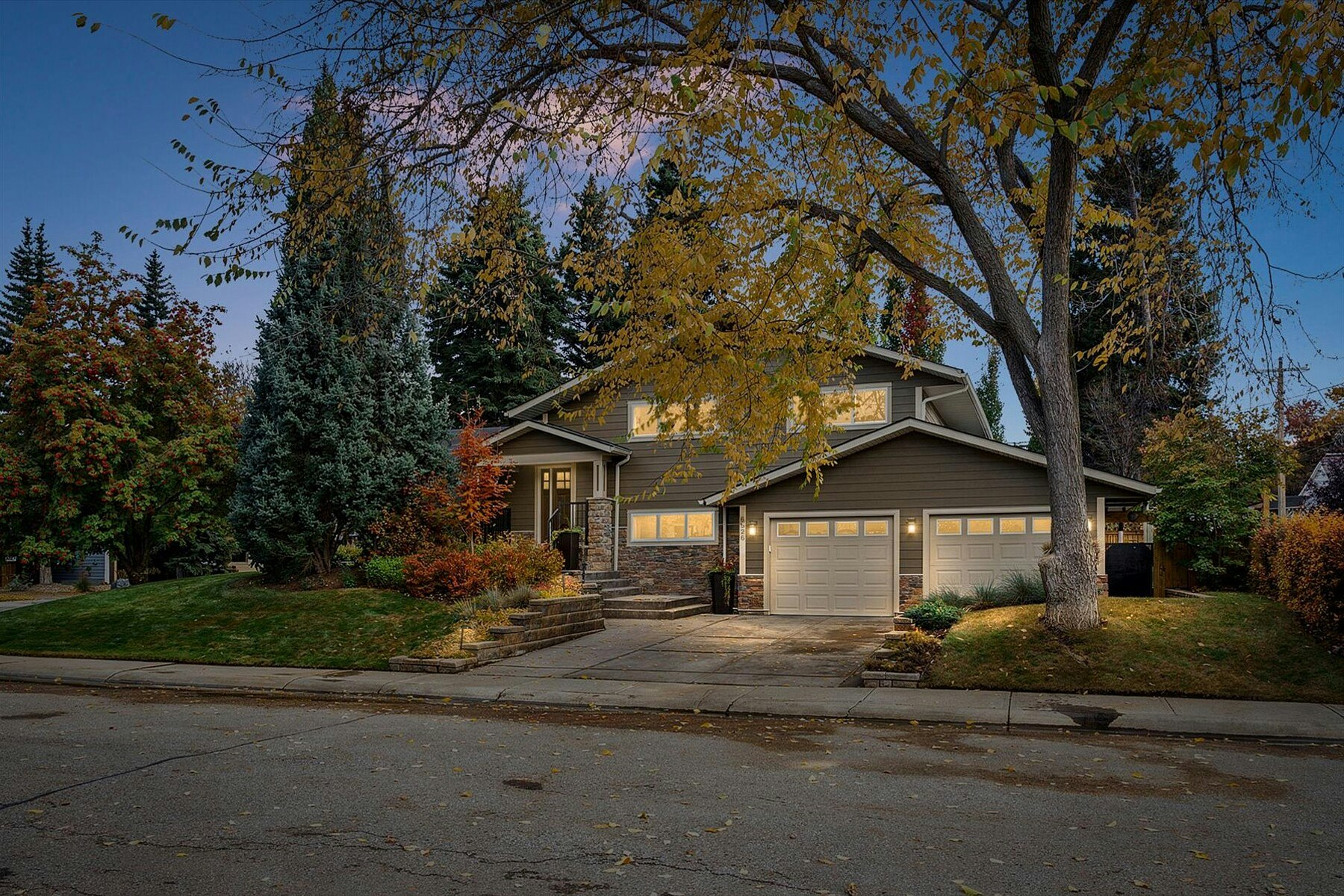 6526 Laurentian Way SW, Calgary, AB, T3E 5N3