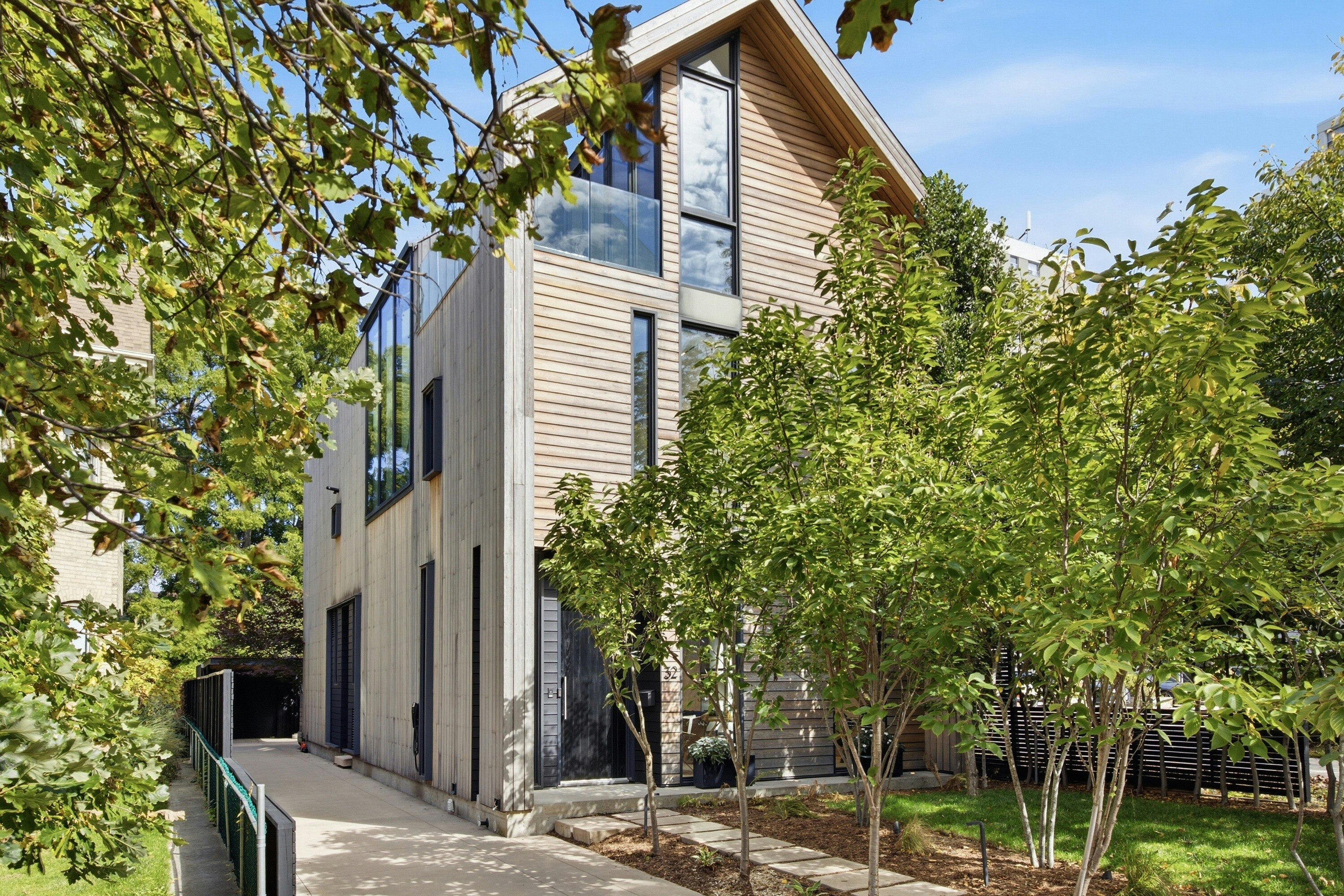 32 Ahrens Street W
