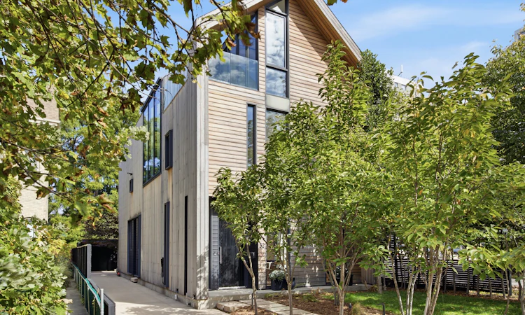 32 Ahrens Street W