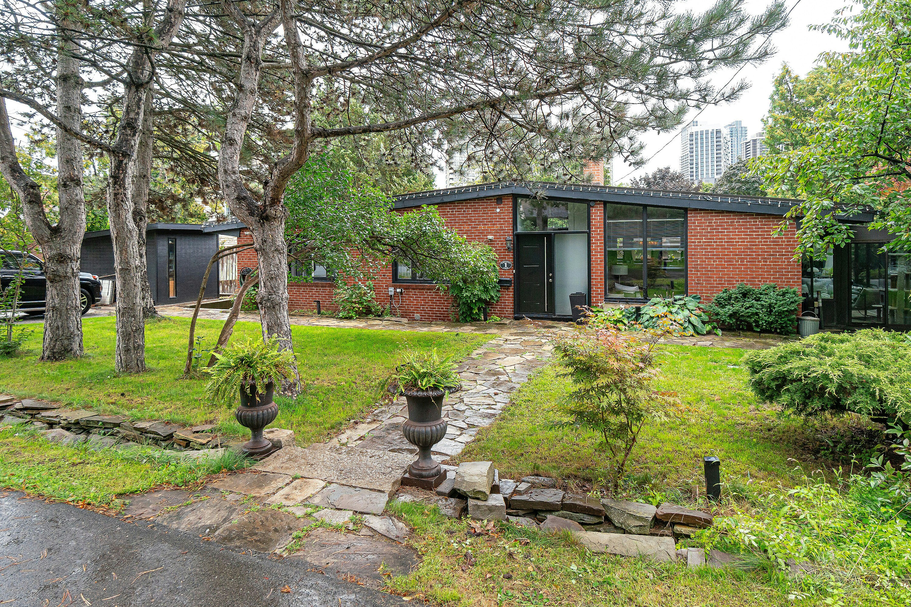 1 Babington Court, Toronto, ON, M9A 1J7