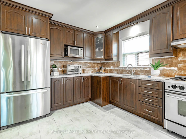 136 Regina Avenue, Toronto, ON, M6A 1R7 - 9