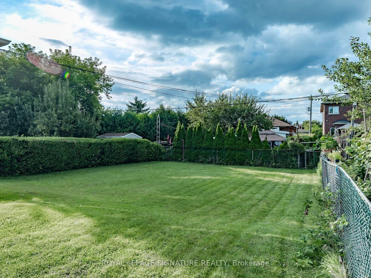 136 Regina Avenue, Toronto, ON, M6A 1R7 - 34
