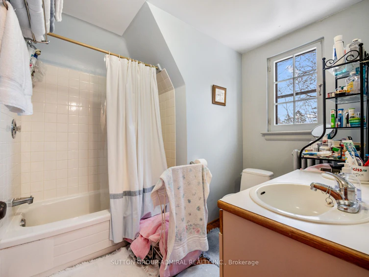 29 Strathgowan Crescent, Toronto, ON, M4N 2Z6 - 32