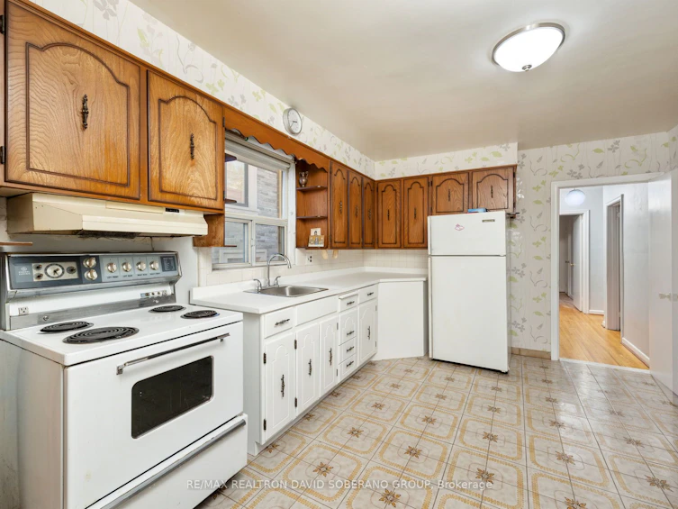 100 Sultana Avenue, Toronto, ON, M6A 1T3 - 10