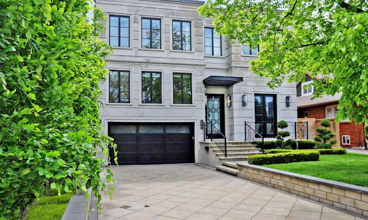 154 Yonge Boulevard