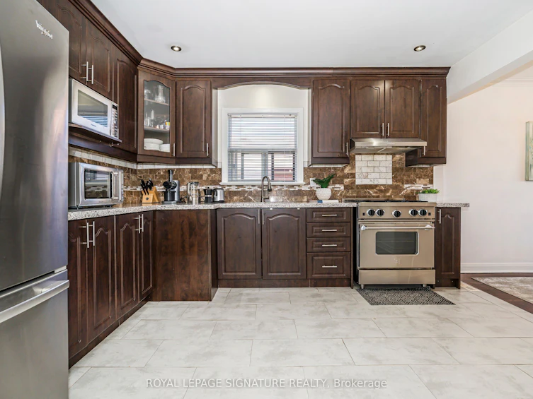 136 Regina Avenue, Toronto, ON, M6A 1R7 - 11