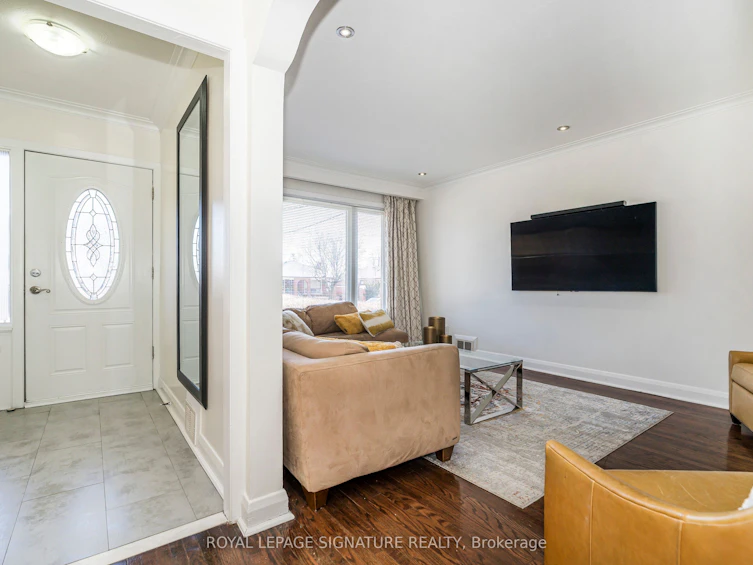 136 Regina Avenue, Toronto, ON, M6A 1R7 - 5