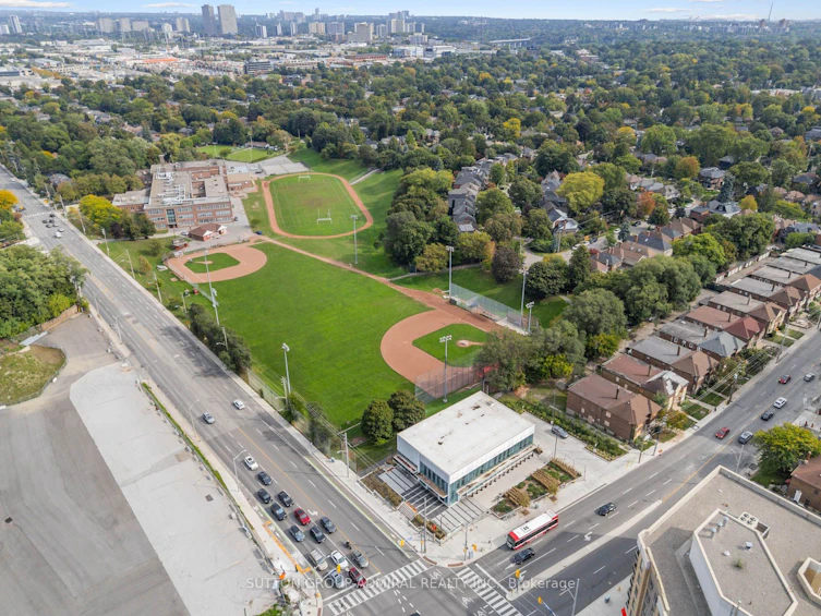 759 Eglinton Avenue E, Toronto, ON, M4G 2K8 - 48