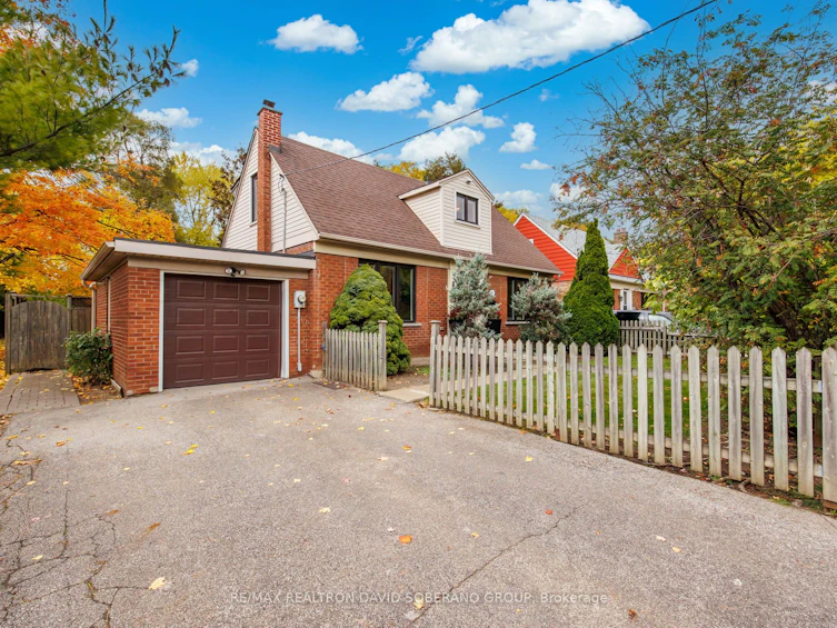 28 Touraine Avenue, Toronto, ON, M3H 1R1 - 2