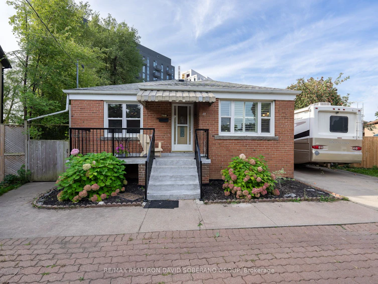 17 Wigan Crescent, Toronto, ON, M3H 3A3