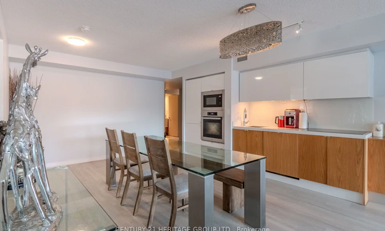 303-151 Dan Leckie Way