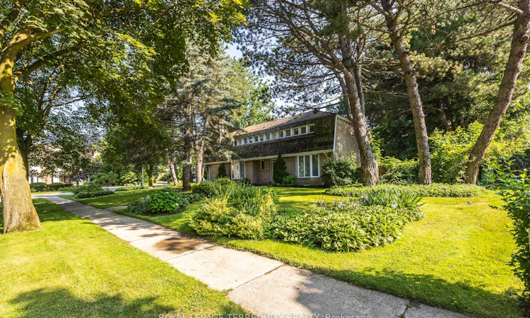 2 Chieftain Crescent