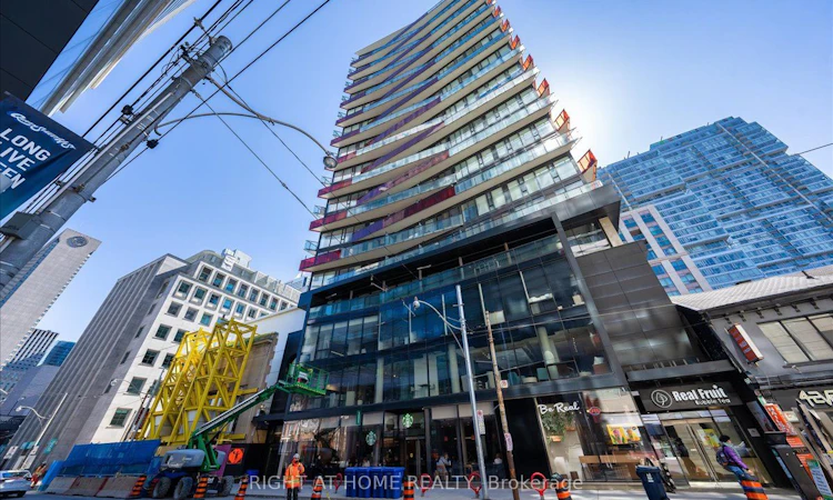 1907-215 Queen Street W