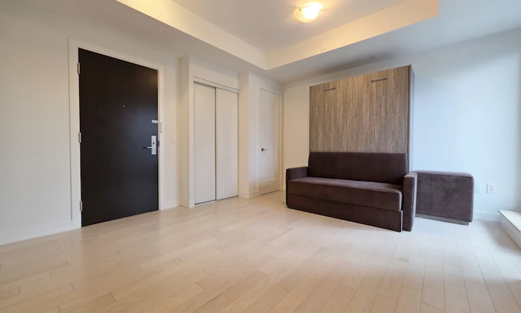 605-330 Richmond Street W