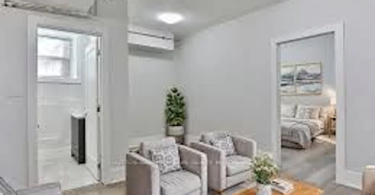 2-915 St Clair Avenue W, Toronto, ON, M6C 1C7 - 2