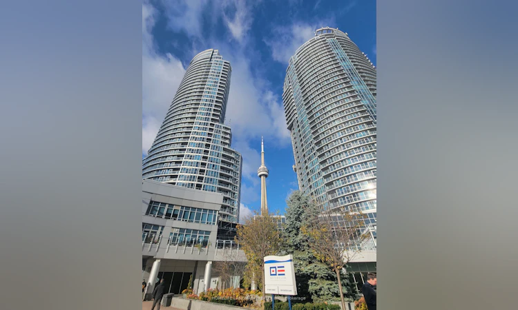 2110-208 Queens Quay W